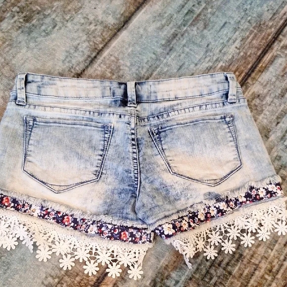No Boundaries Jean Shorts with Vintage Lace Detail. NWOT - Picture 4 of 8